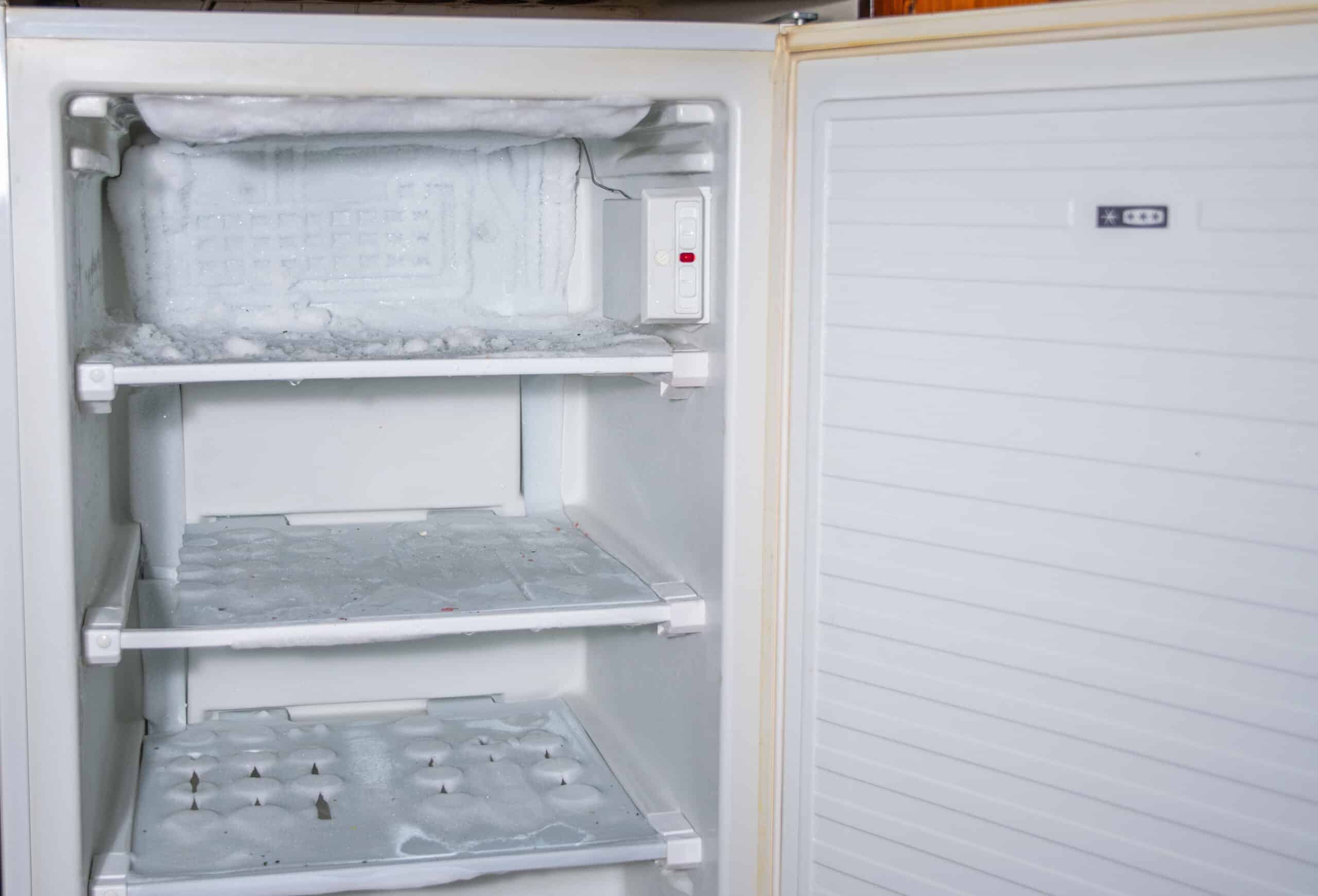 Entfernen Sie das gesamte Eis aus dem Gefrierschrank mit Aluminiumfolie.
