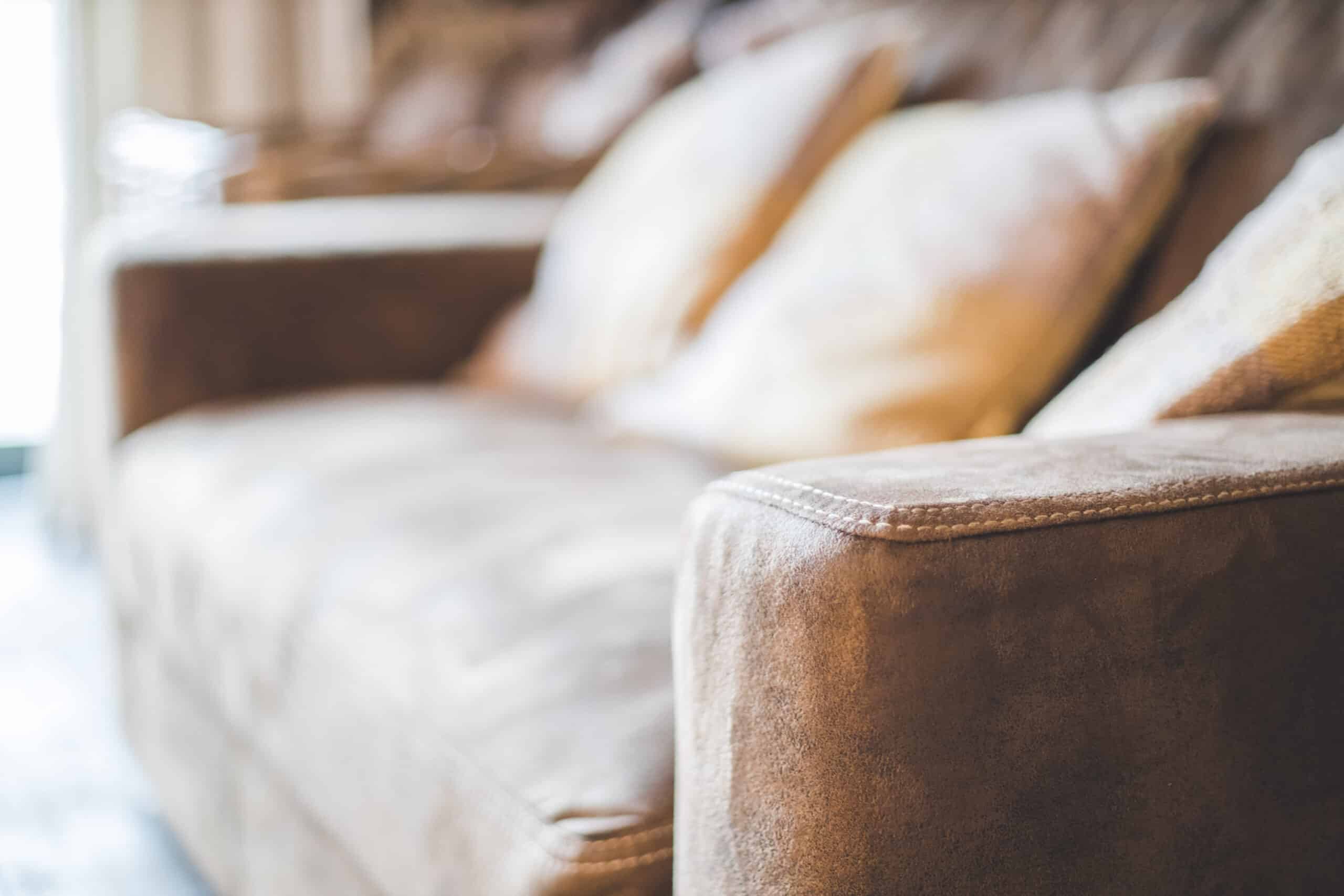 Ein Sofa mit einem Hausmittel reinigen