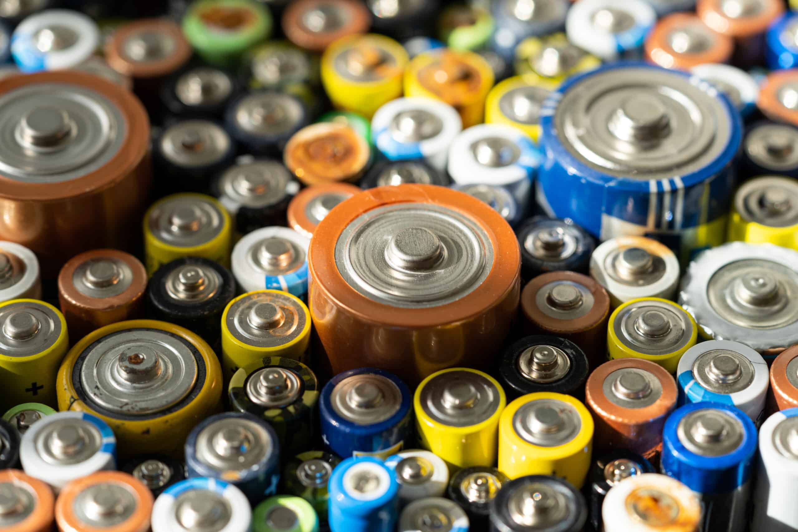 Wissen, wie man Batterien ohne Gerät auflädt