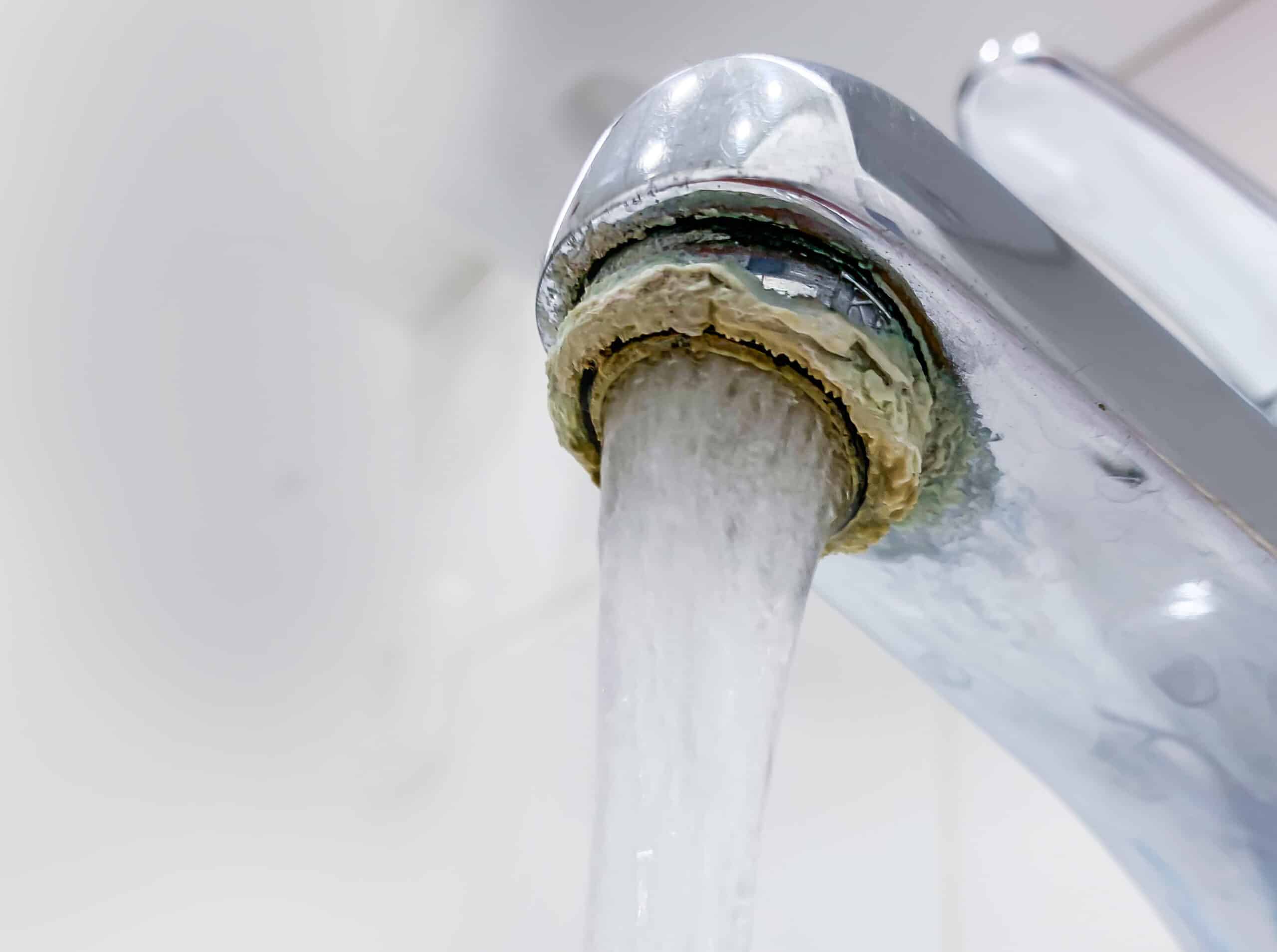Kalkablagerungen am Wasserhahn sofort entfernen