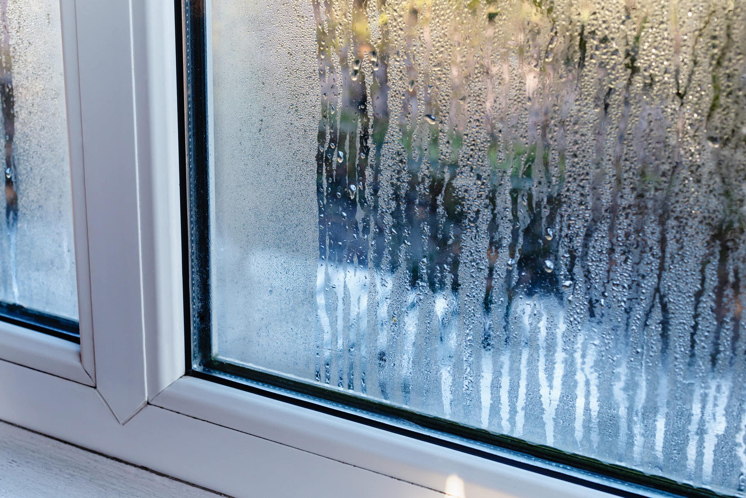 So vermeiden Sie Kondenswasserbildung an Fenstern im Winter